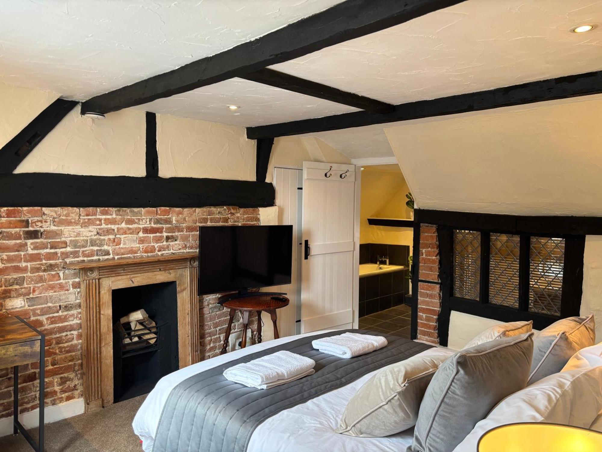 The Half Moon Inn Woking Bagian luar foto
